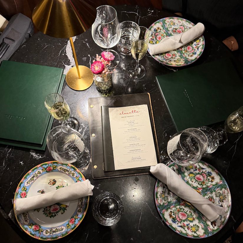 Alouette table setting